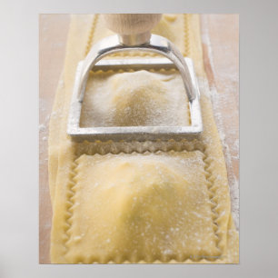 Affiche Ravioli avec le coupeur de pâtisserie, fin