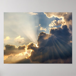 Affiche Rayons de soleil dorés à travers des nuages sombre