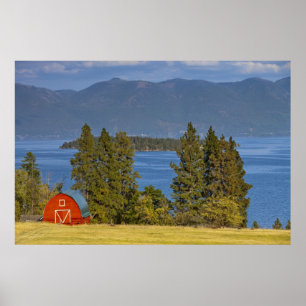Affiche Red barn sits along scenic Flathead Lake near