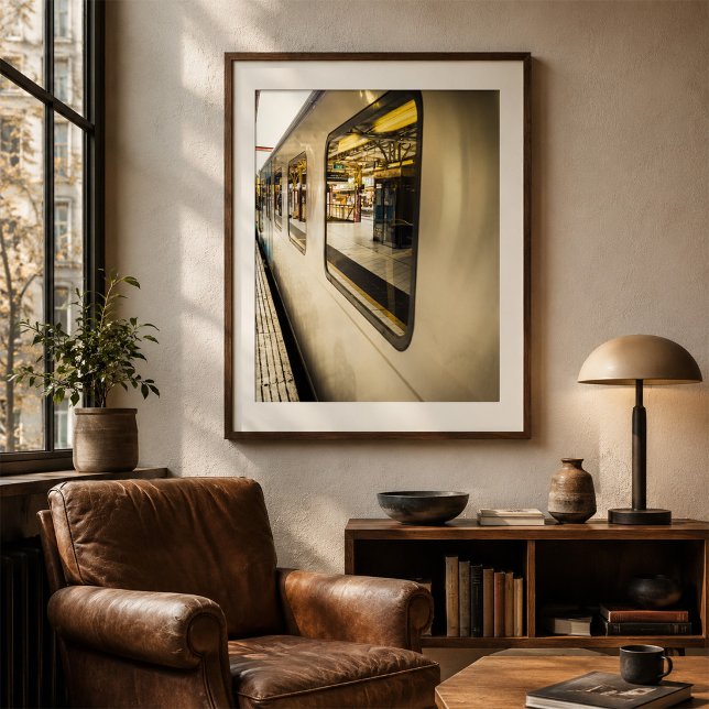 Affiche Reflets de train urbain sur une plateforme de vill (Créateur téléchargé)