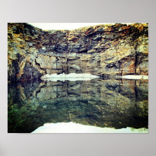 Affiche Réflexions De Granite Rock Cliff Dans Pond