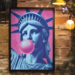 Affiche Retro Pop Art Lady Liberty<br><div class="desc">Faites une déclaration audacieuse avec cette affiche de style pop art Statue of Liberty, avec Lady Liberty soufflant une bulle rose de bubblegum sur un fond rétro mi-teint rose chaud. Cette touche rébellieuse et décalée sur une icône américaine offre des peintures murales à fort impact, parfaites pour des appartements modernes,...</div>