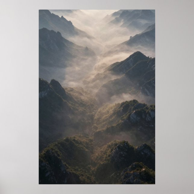 Affiche Ridge lines dissolving into morning fog. Soft and  (Devant)