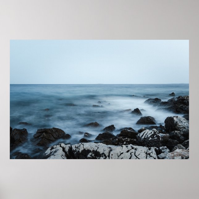 Affiche Rive rocheuse à l'eau brumeuse (Devant)