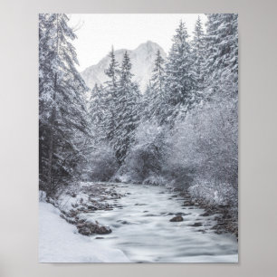 Affiche Rivière coulant à travers la forêt hivernale Mojst