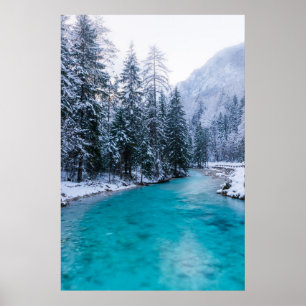 Affiche Rivière magique en forêt d'hiver enchantée