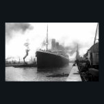 Affiche RMS Titanic À Southampton - 1912<br><div class="desc">Cette version imprimée de l'histoire maritime britannique du début du XXe siècle présente le Titanic sur les quais de Southampton, alors qu'il se lançait dans son triste voyage inaugural le 10 avril 1912. Berth 44 dans le White Star Dock à Southampton était l'endroit où le Titanic était amarré jusqu'au moment...</div>