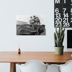 Affiche Robin et Batman debout dans Batmobile