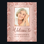 Affiche Rose Gold Parties scintillant Chic 90th Birthday P<br><div class="desc">Elégante rose d'or étincelante parties scintillant métallique et personnalisée Photo Poster d'Affiche de bienvenue 90th Birthday. Cette Fille Adulte feminine NINETY (NINETIETH) OU N'IMPORTE QUEL ÂGE signe de fête d'anniversaire avec un script de calligraphie écrit à la main élégant, rose rousse ou rose faux feuille métallique brossé arrière - plan...</div>