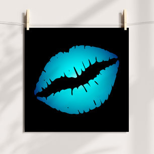 Affiche Rouge à lèvres ombré bleu aqua Kiss sur fond noir