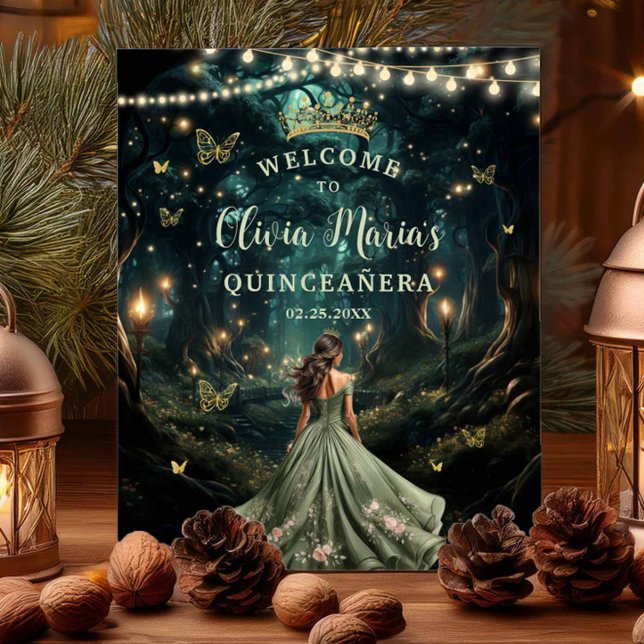 Affiche Sage Green Forêt Enchantée Quinceañera Bienvenue (enchanted forest fairylights fireflies a girl in a sage green dress quinceanera welcome sign poster)