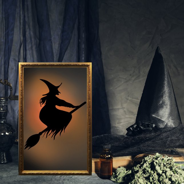 Affiche Salle de sorcière Éffrayante d'Halloween (Spooky flying Witch on her broomstick wall art print.)
