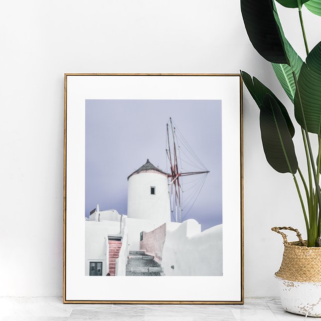 Affiche Santorin rose et blanc (Pink and White Santorini Mill Photo Poster in a wooden frame next to a large house plant.)
