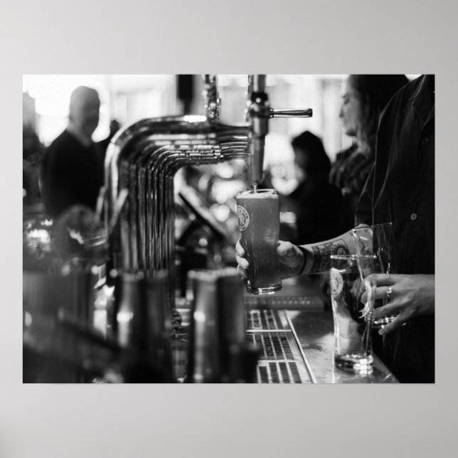 Affiche Scène de bar noir et blanc poursuivant de la bière (Devant)
