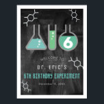 Affiche Science Experiment Chalkboard Gr Bienvenue d'anniv<br><div class="desc">L'affiche d'anniversaire de la fête d'anniversaire scientifique de ce garçon cool "expérience d'anniversaire" présente un arrière - plan de tableau noir/tableau noir avec des flacons et un tube à essai. Personnalisez-vous pour répondre à vos besoins. Vous pouvez trouver des produits correspondants dans mon magasin.</div>