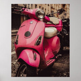 Affiche scooter rose garé dans la rue