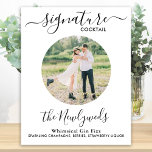 Affiche Signature Cocktail Personnalisé Photo Mariage Bar<br><div class="desc">Boissons Signature ! Calligraphie simple mais élégante, cette enseigne signature bar à boisson comprend un cocktail "les Newlyweds", personnalisé avec votre boisson de choix. Customisez ce panneau de mariage élégant avec votre photo de fiançailles préférée ou une photo de couple, nom et signature boisson! Vous pouvez également customiser les photos...</div>