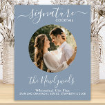 Affiche Signature Cocktail Photo Dusty Blue Mariage Bar<br><div class="desc">Boissons Signature ! Calligraphie simple mais élégante, cette enseigne signature bar à boisson comprend un cocktail "les Newlyweds", personnalisé avec votre boisson de choix. Customisez ce panneau de mariage élégant avec votre photo de fiançailles préférée ou une photo de couple, nom et signature boisson! Vous pouvez également customiser les photos...</div>