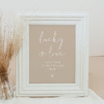 Affiche SIGNE INDIE Bohème Terre Toned Lucky in Love<br><div class="desc">Ce panneau porte-bonheur en amour présente une police manuscrite pointue et un design minimaliste moderne avec un mélange de beige et de blanc de terre boho. Modifiez facilement les couleurs et éditez *le plus* libellé pour répondre aux besoins de votre occasion. Cette enseigne est parfaite pour votre mariage moderne, minimaliste...</div>