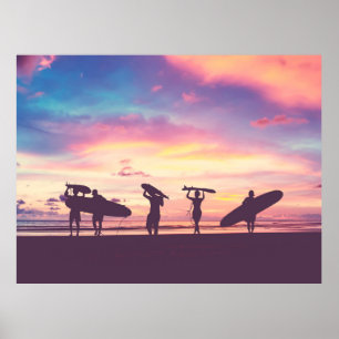 Affiche Silhouette Des surfeurs transportant leur surfboa