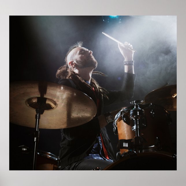 Affiche Silhouette tambour, décor de scène sombre (Devant)