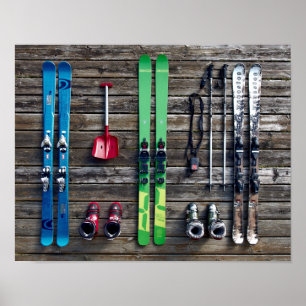 Affiche Skis, Bottes, équipement de ski accroché au mur