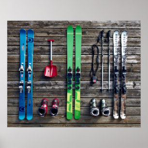 Affiche Skis, bottes, équipement de ski suspendus au mur