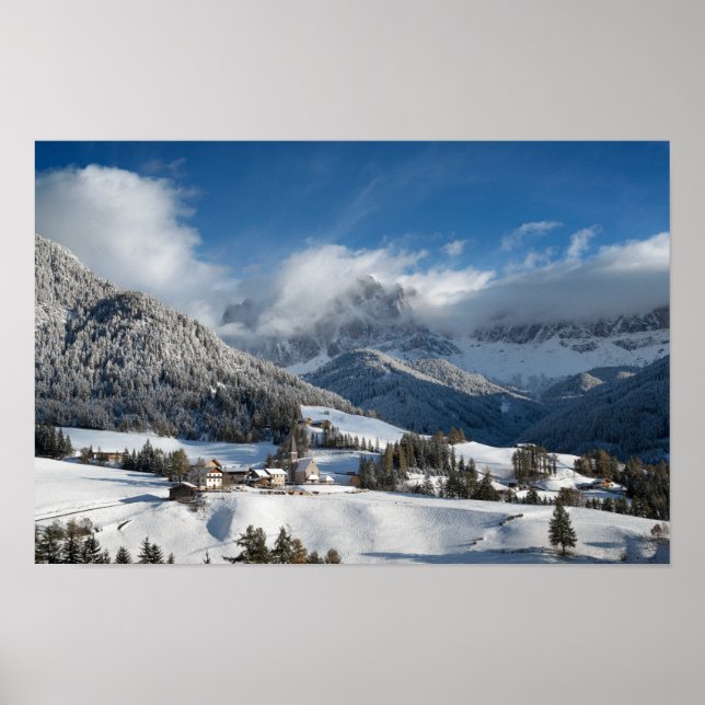 Affiche Small village with Dolomites mountains in the snow (Devant)