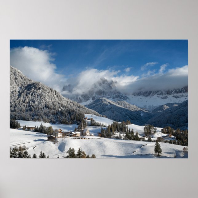 Affiche Small village with Dolomites mountains in the snow (Devant)
