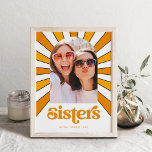 Affiche Soeurs | Boho Retro Sun et photo<br><div class="desc">Cette affiche branchée et boho présente un texte rétro orange qui dit "soeurs" et un graphique de style vintage des rayons du soleil derrière votre photo,  dans les tons orange et jaune sur un arrière - plan blanc.</div>