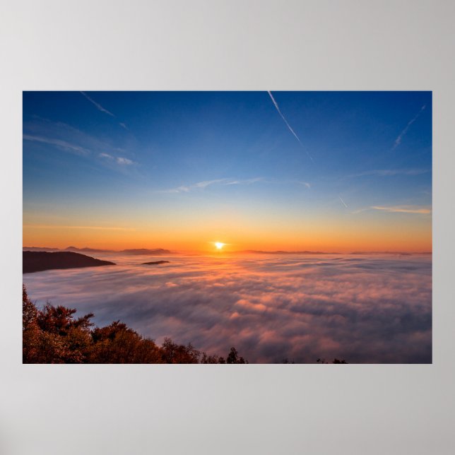 Affiche Soleil culminant au-dessus des nuages le matin (Devant)