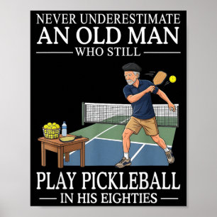 Affiche Sous-estimer vieil homme joue pickleball années qu
