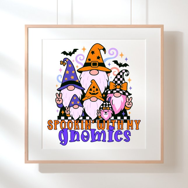 Affiche Spookin’ Avec Mes Gnomies : Amis Rétro Halloween (Get festive with spookin' with my gnomies — a Halloween friends design full of humor and charm.)