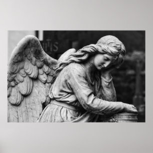Affiche Statue d'ange noir et blanc dans un cimetière Póst