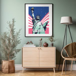 Affiche Statue de la Liberté New York Pop Art<br><div class="desc">Faites preuve d'esprit de liberté et de patriotisme avec notre affiche vibrante de la Liberté, ornée du drapeau américain et d'étoiles, qui orne la Statue de la Liberté. Dans le style rose foncé et bleu, cette oeuvre capture l'essence de la liberté et de l'individualité. Avec son esthétique pop art animée,...</div>