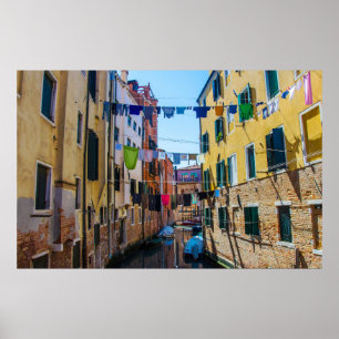 Affiche Street in Venice with laundry washed clothes Italy