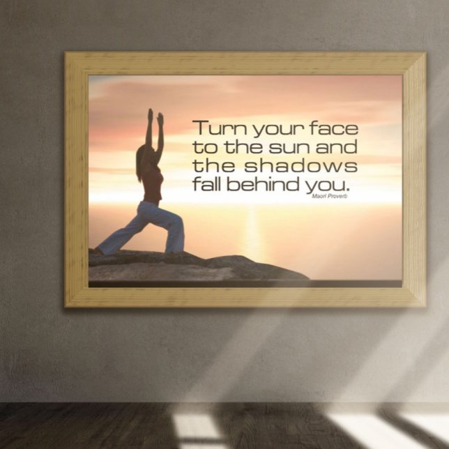 Affiche Sun Salutation (Sun Salutation Poster: Turn your face to the sun and the shadows fall behind you.)