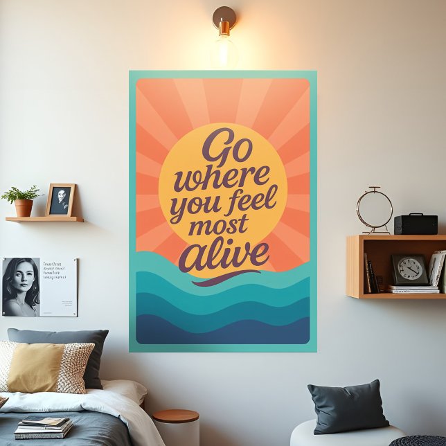 Affiche Sunrise Motivationnelle Aller Là Où Vous Sentez Le (Vibrant motivational poster with nspiring quote, Go Where You Feel Most Alive, in flowing typography)