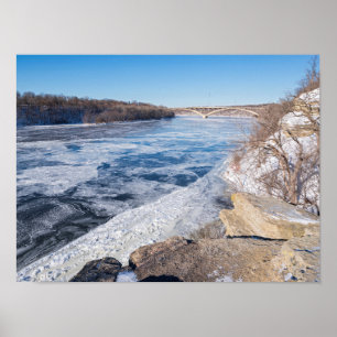 Affiche Sur la falaise surplombant le fleuve gelé mississi