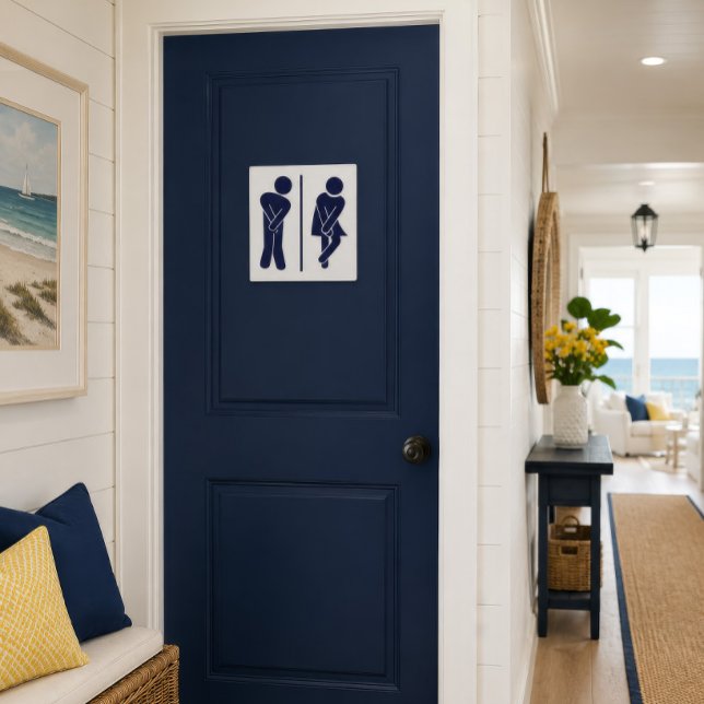 Affiche Symbole de toilettes amusant (Funny navy restroom sign displayed on a coastal bathroom door with bright seaside decor.)