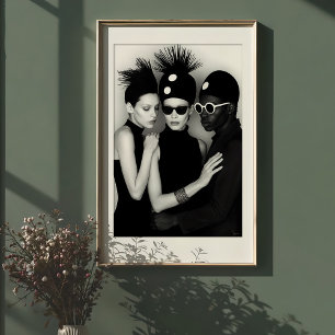 Affiche Synergie Chic : Trio monochrome avant-gardiste