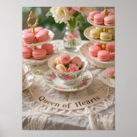 Table fleurie, tasses d'eau, plateaux en gradins m