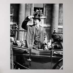 Affiche Teddy Roosevelt A Mis Son Casquette À La Foule