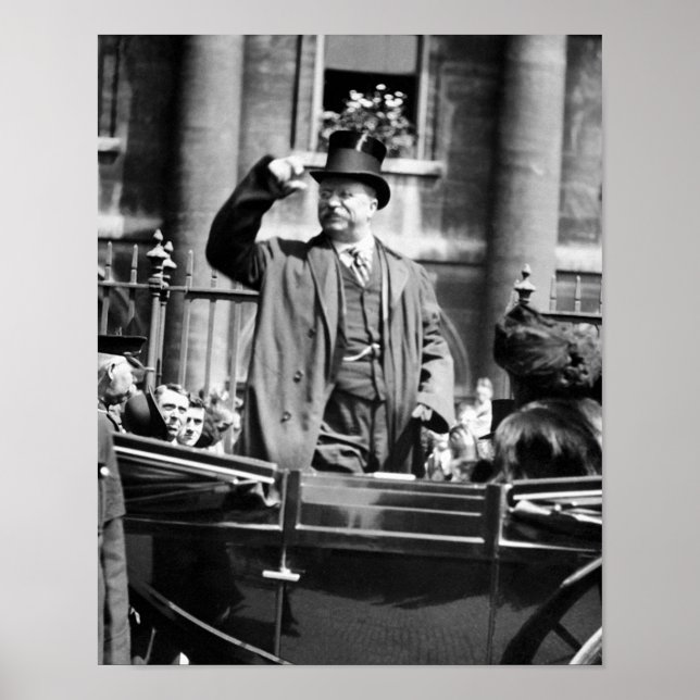 Affiche Teddy Roosevelt A Mis Son Casquette À La Foule (Devant)