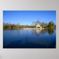 Temple Classique au Bord du Lac avec Coupole 