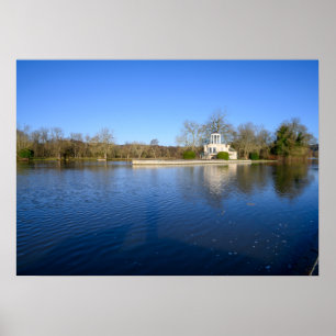 Affiche Temple Classique au Bord du Lac avec Coupole