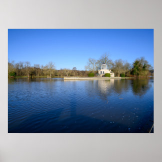 Affiche Temple Classique au Bord du Lac avec Coupole
