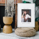 Affiche Texte photo personnalisé minimaliste<br><div class="desc">Poster minimaliste personnalisé en texte de couple avec grand cadre blanc, nom de couple/jeune mariés et année fiançailles dans une police sans serif moderne et simple et une photo personnalisée. Créez un mariage parfait, fiançailles et des cadeaux de fête pour le couple, les jeunes mariés, la douche nuptiale, l'utiliser comme...</div>