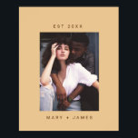 Affiche Texte photo personnalisé minimaliste du chameau<br><div class="desc">Camel Beige Minimaliste Photo personnalisée Texte Couple Poster avec grand cadre blanc, nom de couple/jeune mariés et année fiançailles dans une police sans serif moderne et simple et une photo personnalisée. Créez un mariage parfait, fiançailles et des cadeaux de fête pour le couple, les jeunes mariés, la douche nuptiale, l'utiliser...</div>