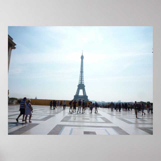 AFFICHE TOUR EIFFEL DERRIÈRE UN BÂTIMENT EN BÉTON (Devant)